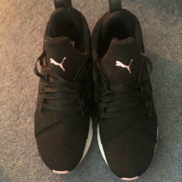 Pumas sneakers ladies black new 8 - Picture 1 of 3